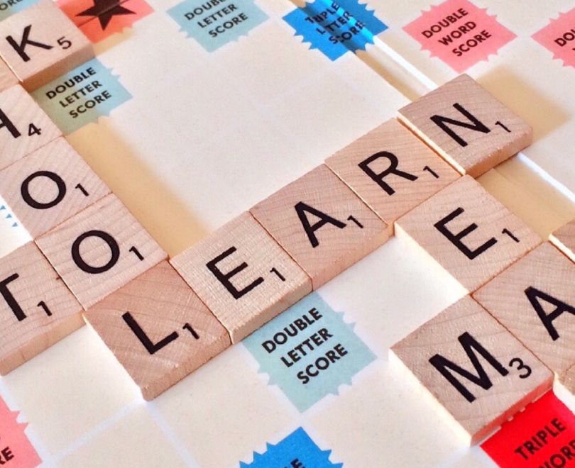 Cómo jugar al juego de mesa de palabras Scrabble....